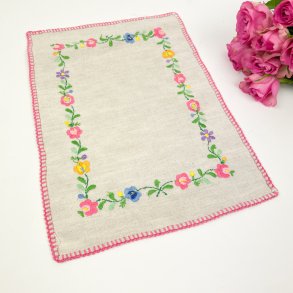 Broderet romantisk bakkeserviet