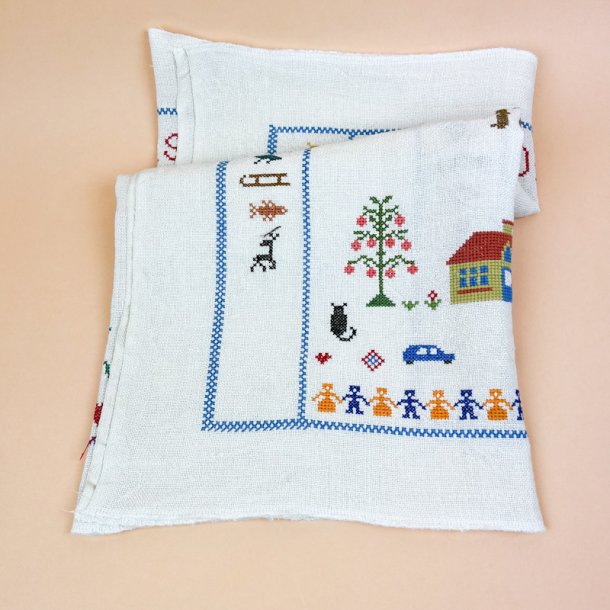 Broderet vintage stof til syprojekt