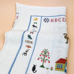 Broderet vintage stof til syprojekt