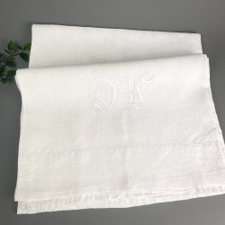 Hvidt vintage pyntelagen med monogram