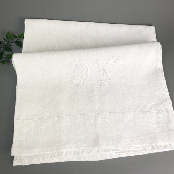 Hvidt vintage pyntelagen med monogram