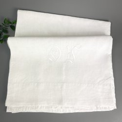 Hvidt vintage pyntelagen med monogram