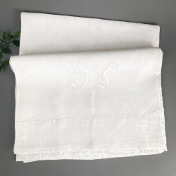 Hvidt vintage pyntelagen med monogram