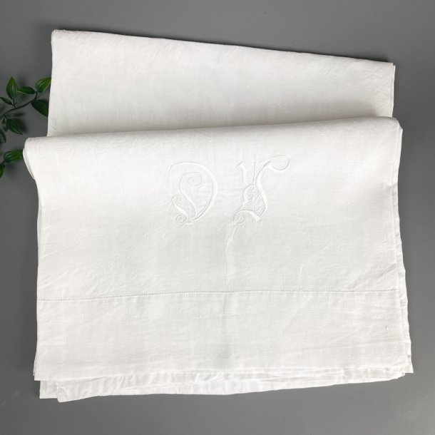 Hvidt vintage pyntelagen med monogram