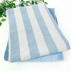 Zwei hellblaue Vintage Handtcher