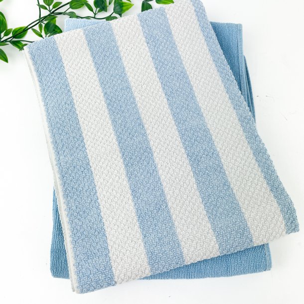 Zwei hellblaue Vintage Handtcher