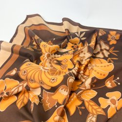 Blomstret vintage satint�rkl�de i brunt