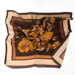 Blomstret vintage satint�rkl�de i brunt