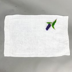 Hvid vintage lysedug i hr med broderet kant