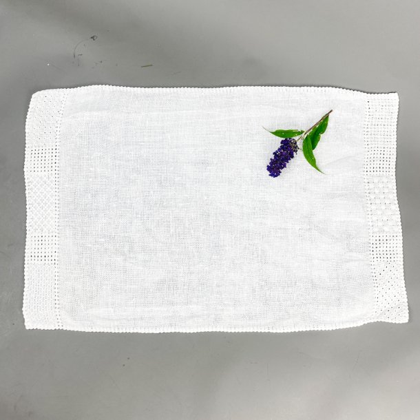 Hvid vintage lysedug i hr med broderet kant