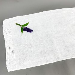 Hvid vintage lysedug i hr med broderet kant