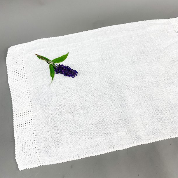 Hvid vintage lysedug i hr med broderet kant