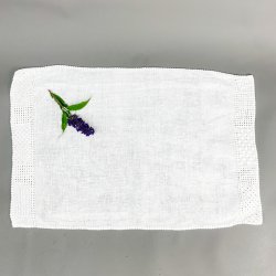 Hvid vintage lysedug i hr med broderet kant