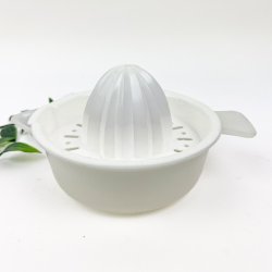 Hvid retro citruspresser med h�ldetud