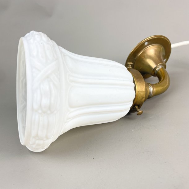 Wandleuchte mit weiem Opalglas
