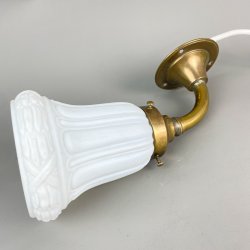 Wandleuchte mit weiem Opalglas