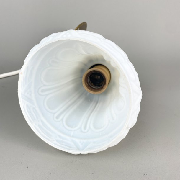 Wandleuchte mit weiem Opalglas