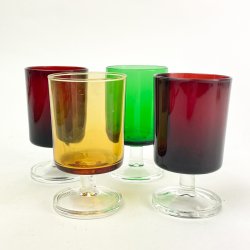 Fire farvede retro rdvinsglas