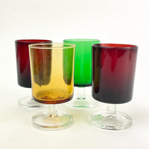 Fire farvede retro rdvinsglas