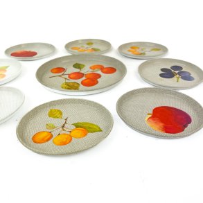 Vintage Flaschen- und acht Glasuntersetzer mit Frchtemotiv