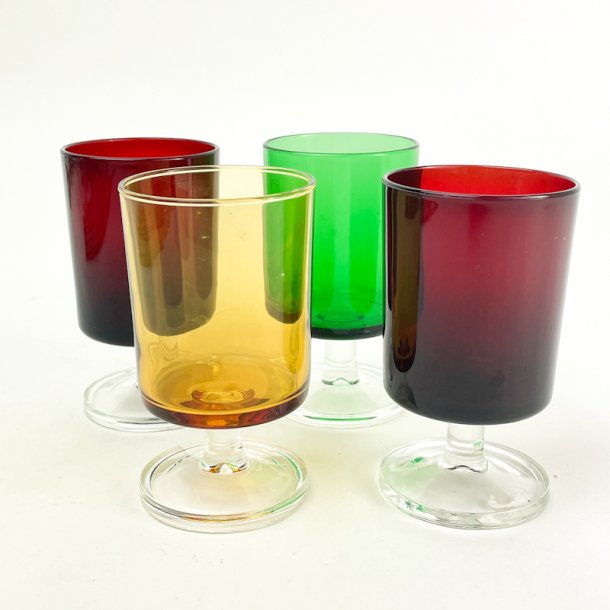 Fire farvede retro rdvinsglas