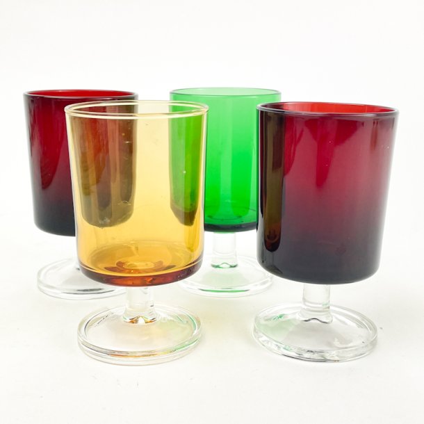 Fire farvede retro rdvinsglas