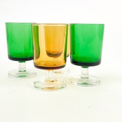 Fire farvede retro hvidvinsglas