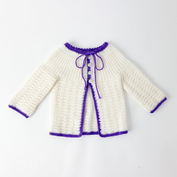 Babypullover mit Mtze, wei mit lila. Gre 6 Monate