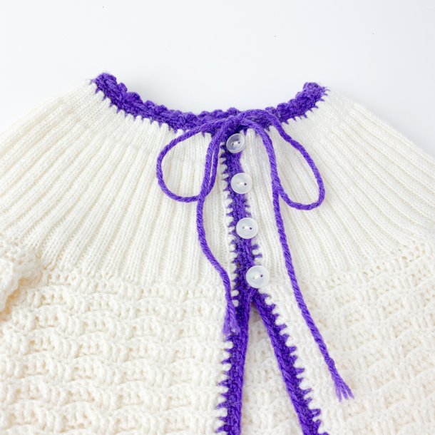 Babypullover mit Mtze, wei mit lila. Gre 6 Monate