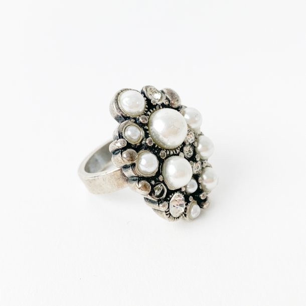 Bijouteri ring med sten og perler