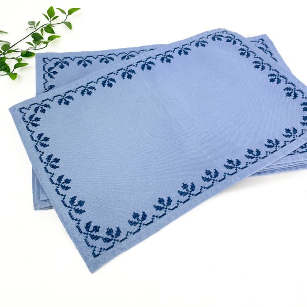 Sechs hellblaue Retro Platzsets mit Stickerei