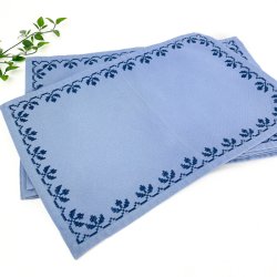 Sechs hellblaue Retro Platzsets mit Stickerei