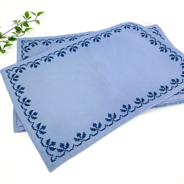 Sechs hellblaue Retro Platzsets mit Stickerei