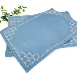 Sechs hellblaue Retro Platzsets mit Stickerei