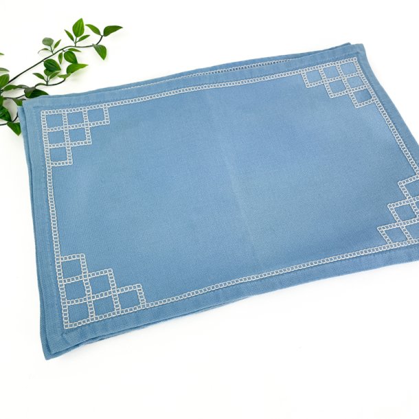 Sechs hellblaue Retro Platzsets mit Stickerei