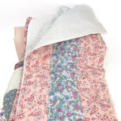 Rosa Vintage Steppdecke mit Blumen