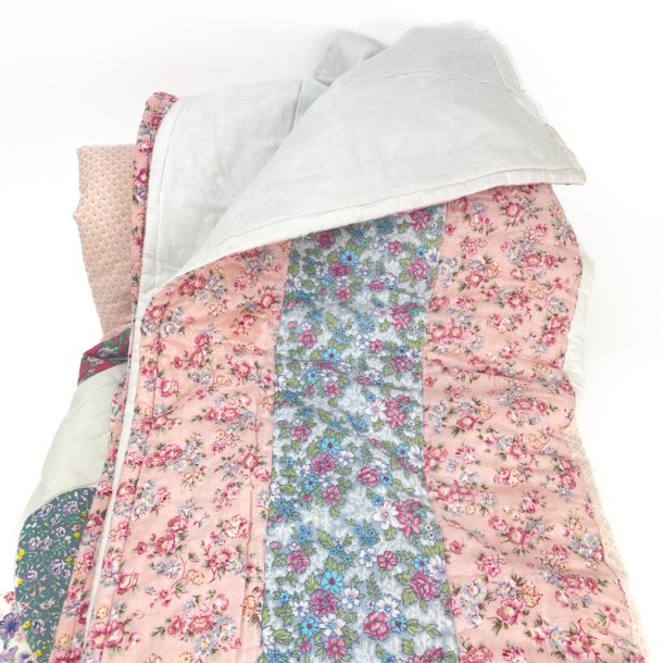 Rosa Vintage Steppdecke mit Blumen