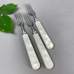 Tre vintage frokost gafler med perlemorsskaft