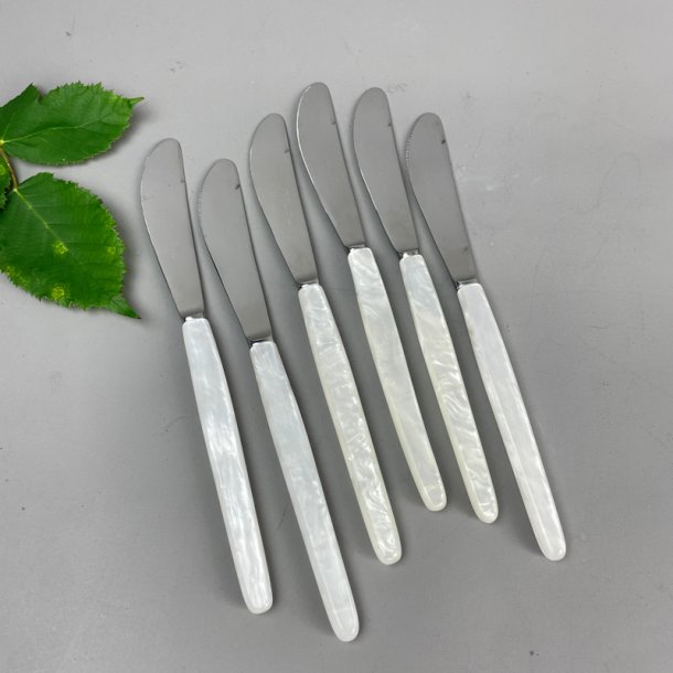 Seks vintage middags knive med perlemorsskaft