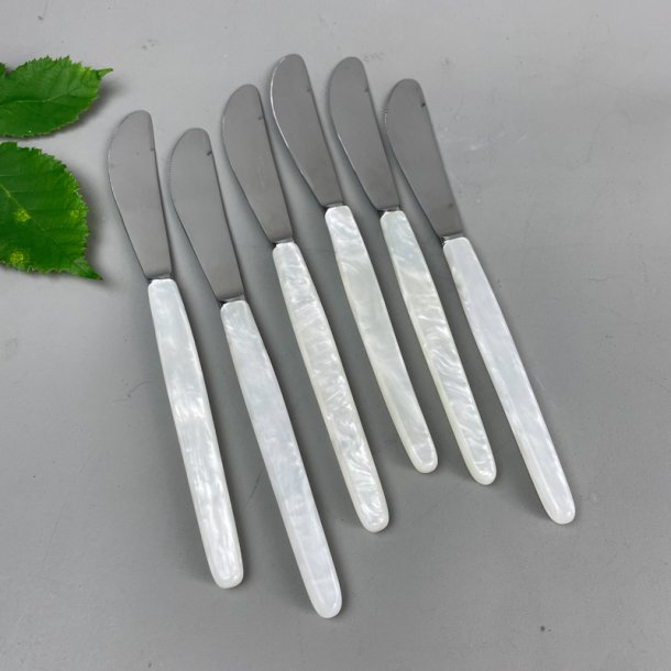 Seks vintage middags knive med perlemorsskaft