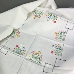 Broderet hvid vintage dug 140 x 140 cm