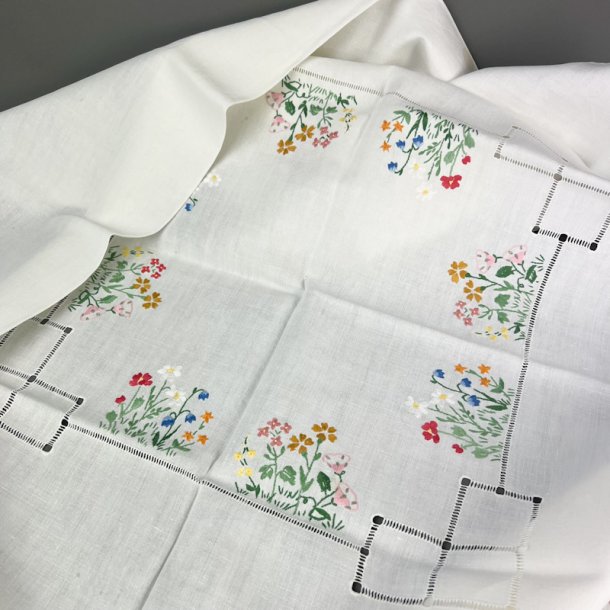 Broderet hvid vintage dug 140 x 140 cm