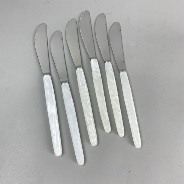 Seks vintage middags knive med perlemorsskaft