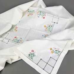 Broderet hvid vintage dug 140 x 140 cm