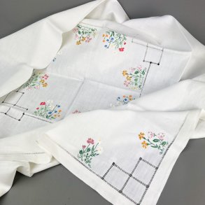 Broderet hvid vintage dug 140 x 140 cm