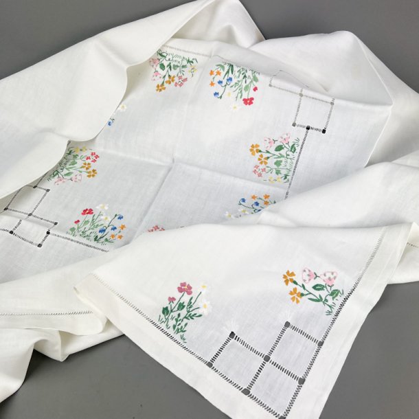 Broderet hvid vintage dug 140 x 140 cm
