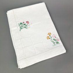 Broderet hvid vintage dug 140 x 140 cm