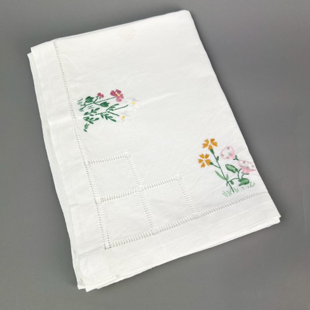 Broderet hvid vintage dug 140 x 140 cm