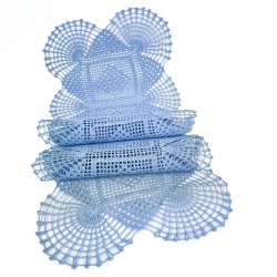 Hellblaue gehkelte Tischluferin  90 cm