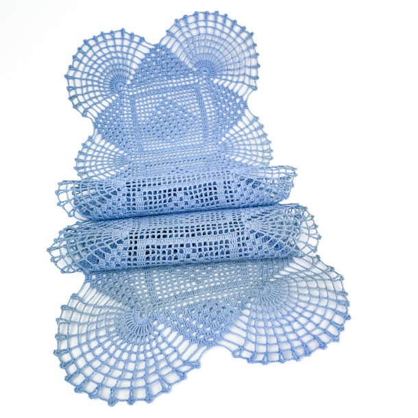 Hellblaue gehkelte Tischluferin  90 cm